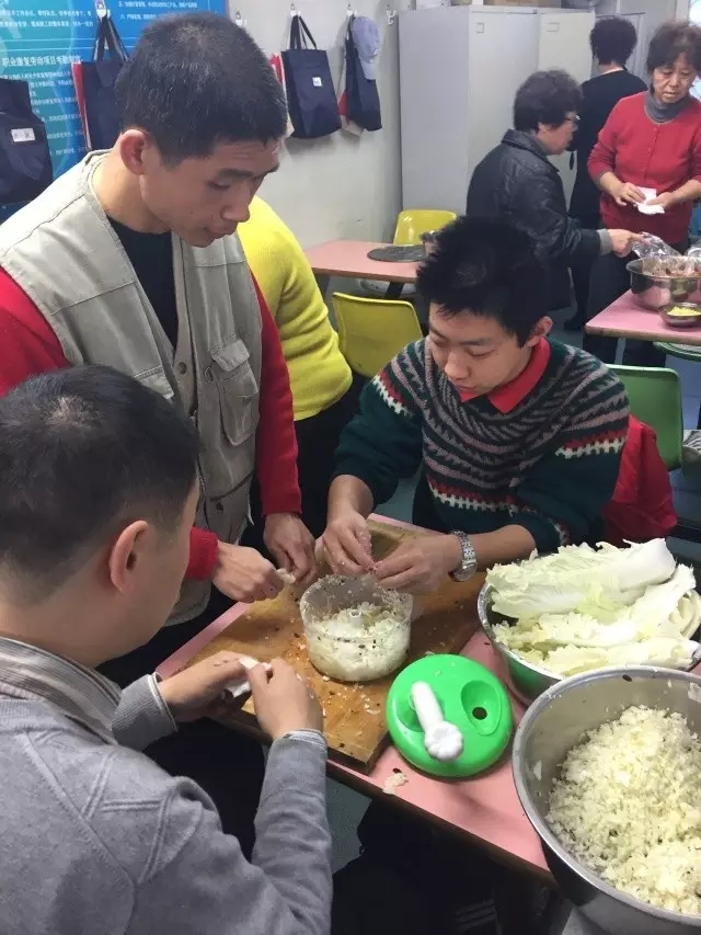 图为 包饺子现场