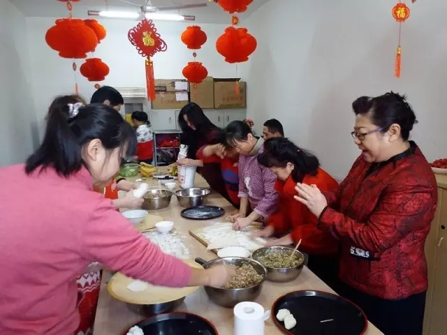 图为 包饺子现场