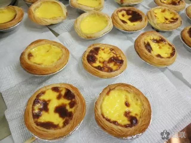 图为 蛋挞出炉