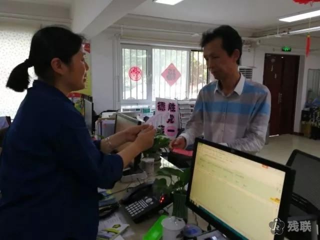 图为 发放现场