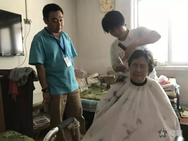 图为 理发现场
