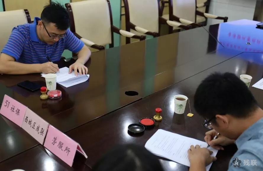 图为 签订现场